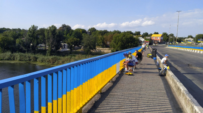 Cиньо-жовті мости через Синюху в Первомайську: як все відбувалося та коментар міської влади