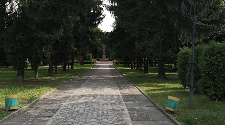 У Новограді невідомі вкрали зі скверу шість прапорів