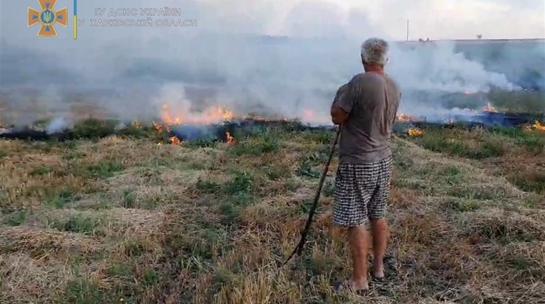 Піймали на "гарячому": на Лозівщині чоловік підпалив стерню на землі, що орендував