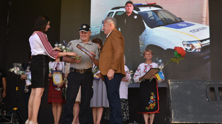 У Нижніх Сірогозах до Дня Незалежності нагородили мешканців громади: граветонами, грамотами