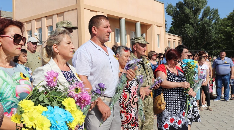 Соняхи пам’яті: квітами та хвилиною мовчання сірогозці вшанували загиблих в АТО захисників