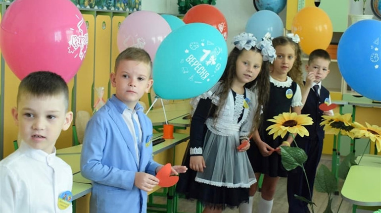 У закладах освіти Нижньосірогозької громади пройшло свято Першого дзвоника. Фото з соцмереж