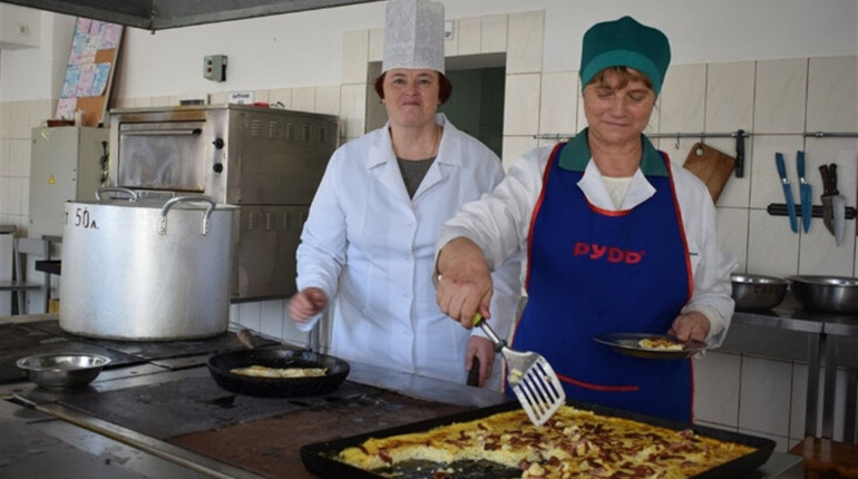 Для шкільних їдалень Чернігова та Ніжина служба зайнятості підготувала понад сотню кухарів