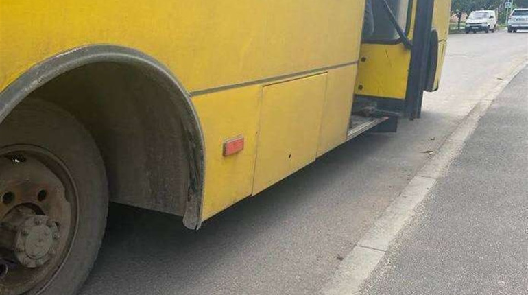 У маршрутки "Чернівці-Неполоківці" під час руху відпало колесо і травмувало пішохода
