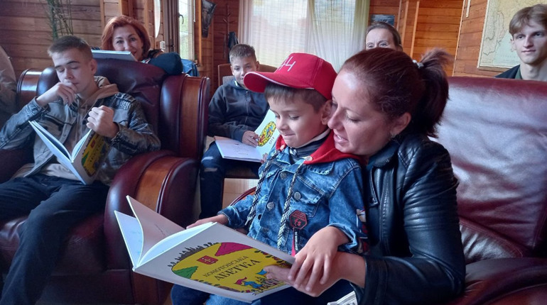 Для конотопських першокласників створили унікальну абетку – хто отримав її перші примірники