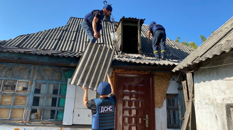 Як у Волноваському районі відновлюють будинки постраждалі від ворожих обстрілів