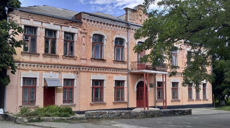 Танцювати, співати, грати, декламувати: юних первомайців запрошують навчатися