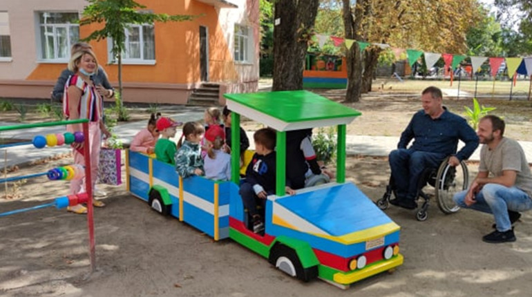 Столярна майстерня «Ігри, що змінюють» виготовила авто для дитячого садочку у Покрові