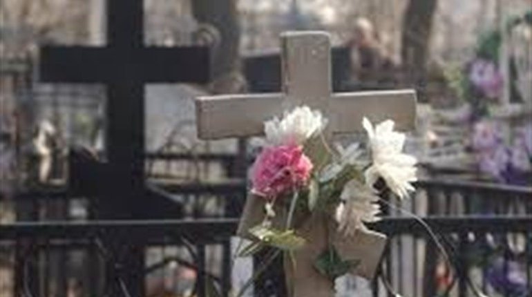 У Красній Луці двоє малолітніх хлопців звалили на кладовищі тридцять могильних пам’ятників