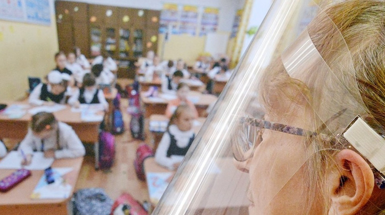 На Хмельниччині вчителька відстояла свої трудові права, коли директор хотів змусити її вакцинуватися