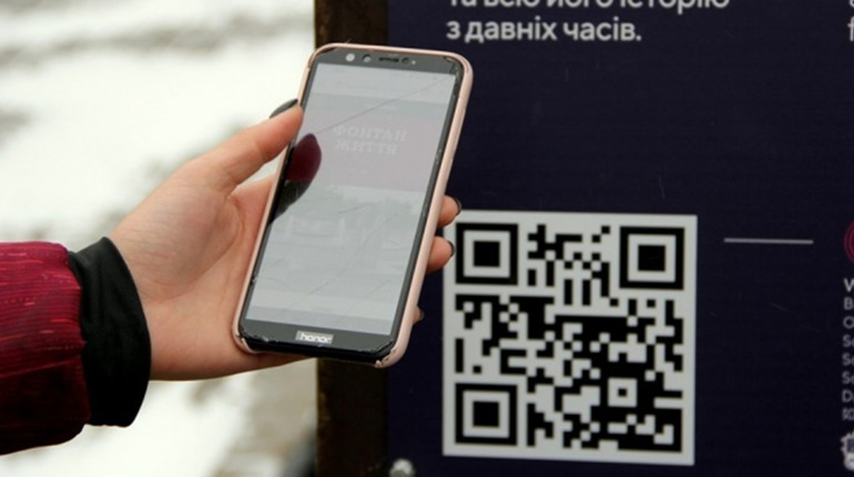 Таблички з QR-кодом: у Старокостянтинові презентують нову навігаційну систему міста
