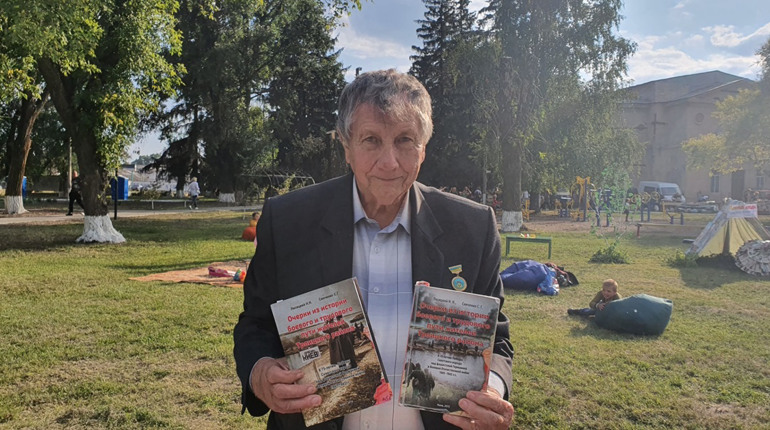Троїцький краєзнавець представив на виставку альбоми фотографій про історію Троїцького краю