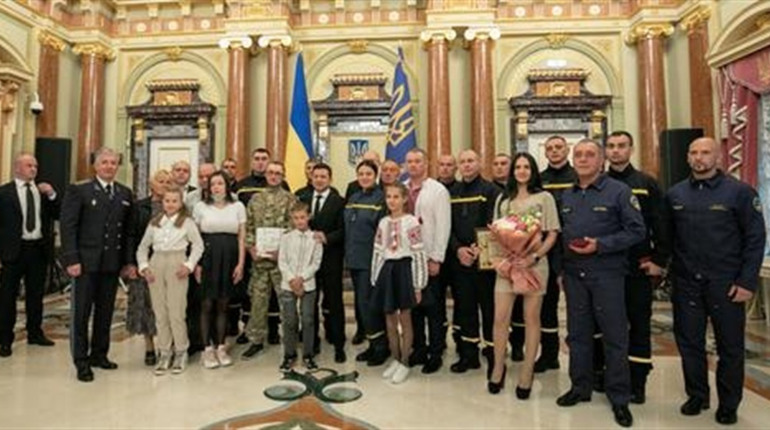 Лауреати Всеукраїнської акції "Герой-рятувальник року" отримали нагороди від Глави Держави