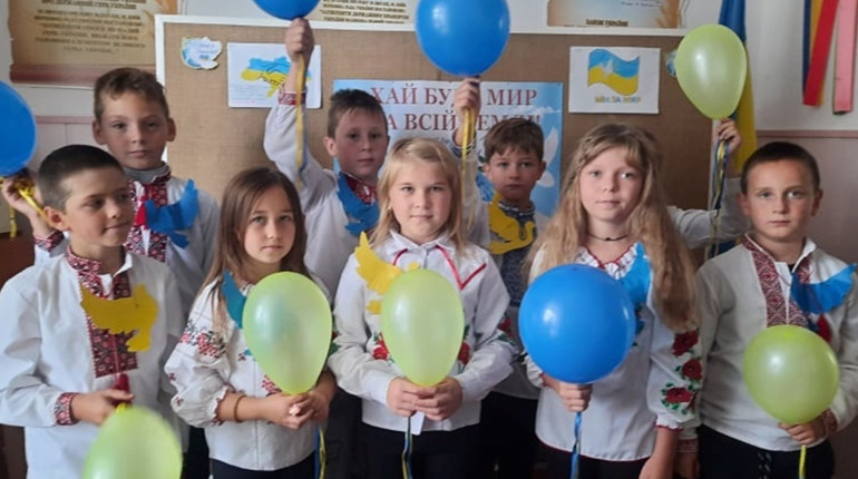 Коли мир, то це і є найбільше щастя на світі: у Пашковецькому НВК провели флешмоб і ярмарок