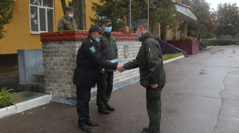 Кінолог Нацгвардії разом із своїм чотирилапим помічником затримав крадія чавунного паркану парку