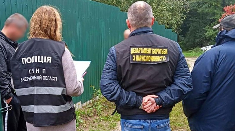 На своїй дачі чоловік вирощував коноплі. За цінами чорного ринку знайдене оцінили у мільйон гривень