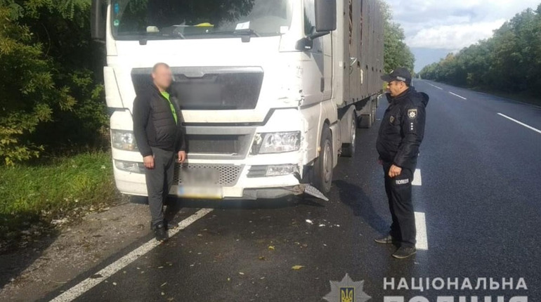 Водій фури скоїв ДТП і покинув місце аварії. Його затримали поблизу Чернігова в стані сп'яніння