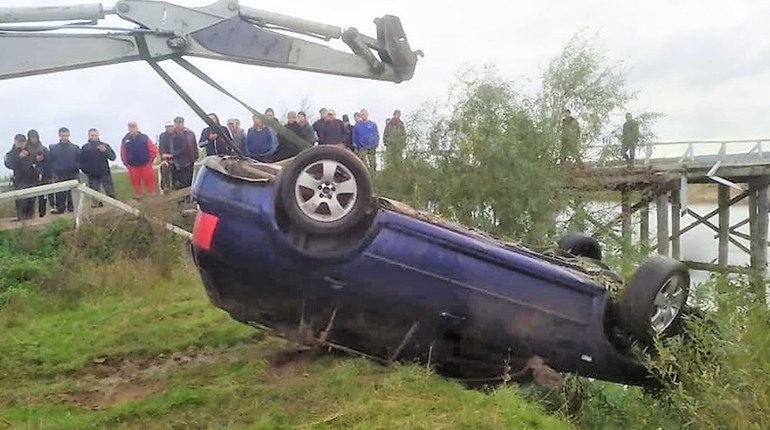 На Сарненщині автомобіль впав з мосту в річку — водій загинув