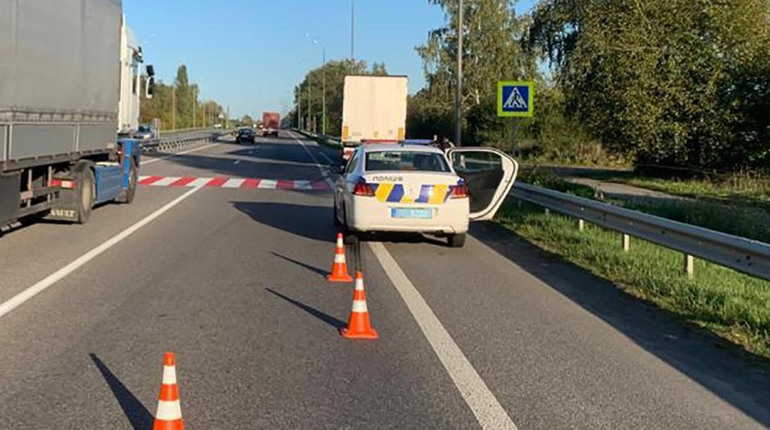 У Новоград-Волинському районі водій фури збив пішохода: потерпіла в реанімації