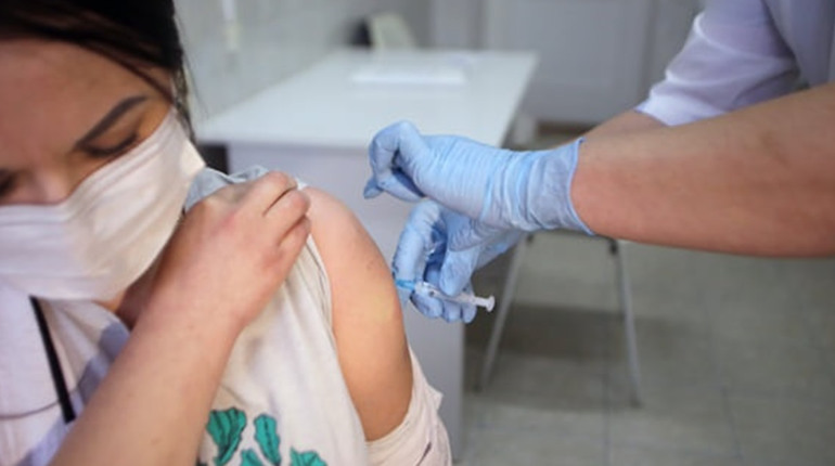 Вакцинация от коронавируса для некоторых перестает быть добровольной: кого обяжут вакцинироваться