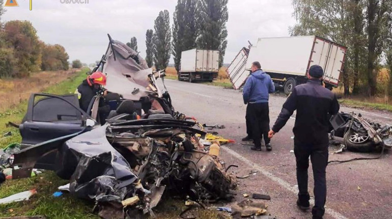 ДТП біля Вертіївки: водія із понівеченого авто діставали рятувальники