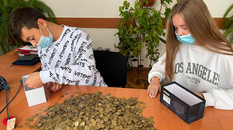 Первомайці включилися у благодійну справу: показуємо на прикладі гімназії №4