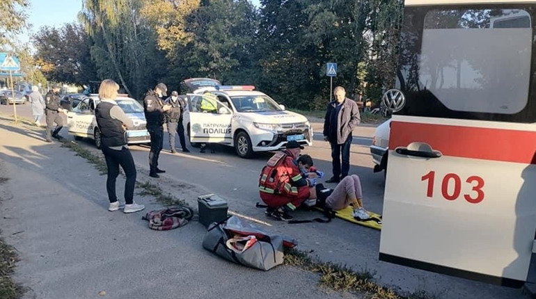 У школярки, яку автівка збила на Кільцевій, закритий перелом правої плечової кістки