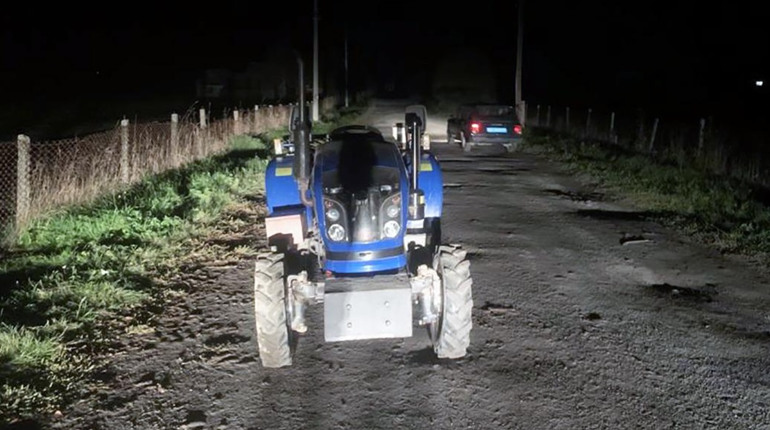 У Новоград-Волинському районі водій трактора наїхав на 52-річного чоловіка