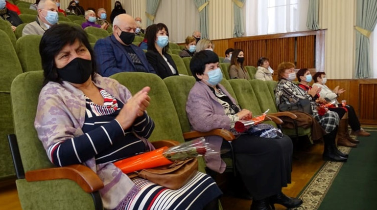 Фото дня: у Лозовій старше покоління привітали з Днем людей поважного віку та Днем ветеранів