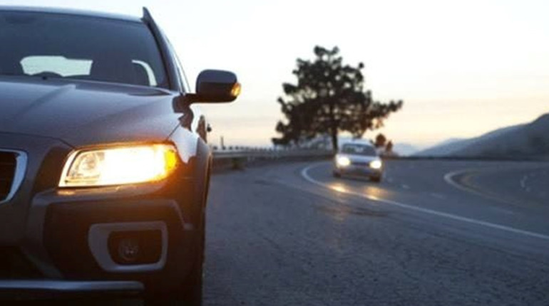 Відсьогодні водії зобов'язані включати фари під час руху поза населеними пунктами
