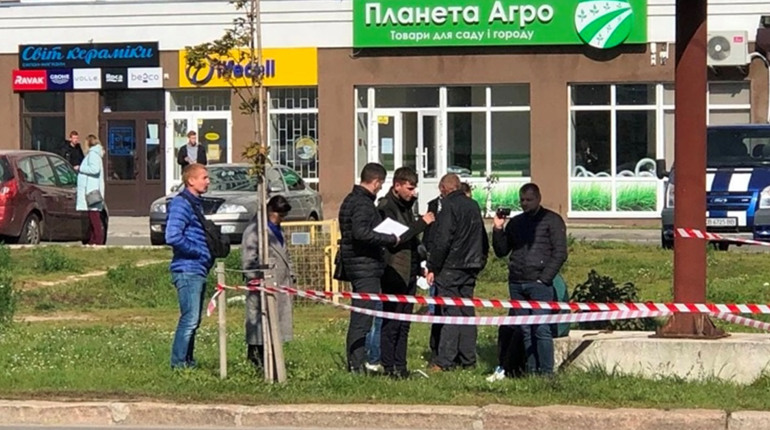 Компанія молодиків напала на поліцейських: один мертвий, інший в реанімації