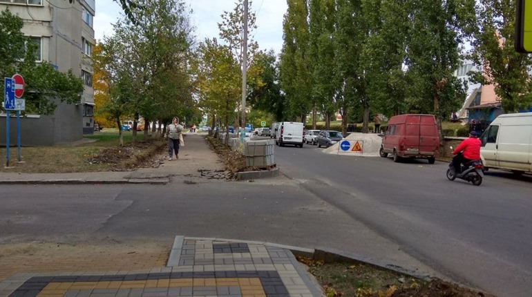 Троянди, тротуари, ліхтарі. Благоустрій вул. Дружби Народів треба робити в комплексі
