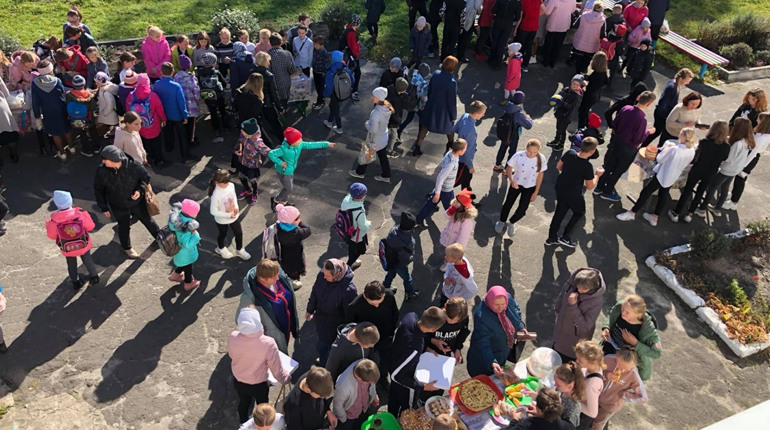 У Озерському ліцеї відбувся благодійний осінній ярмарок