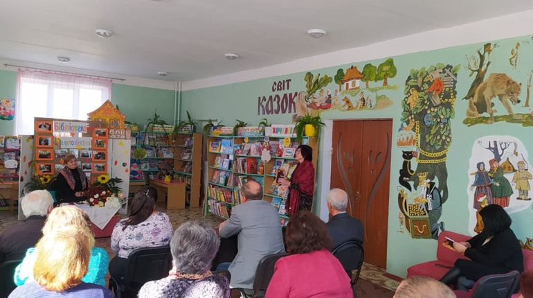 У бібліотеці презентували першу прозову збірку Лариси Сай «Тріснутий коровай»