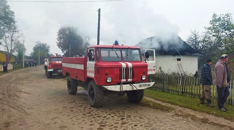 Пожежа на Сарненщині: власника врятували, але будинок згорів