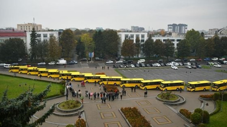 Які громади Вараського району отримали 6 нових шкільних автобусів?