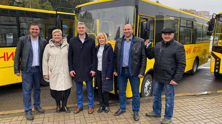 Два ліцеї на Сарненщині отримали нові автобуси