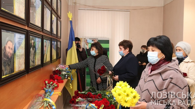 Фото дня: у Лозовій вшанували захисників та захисниць України