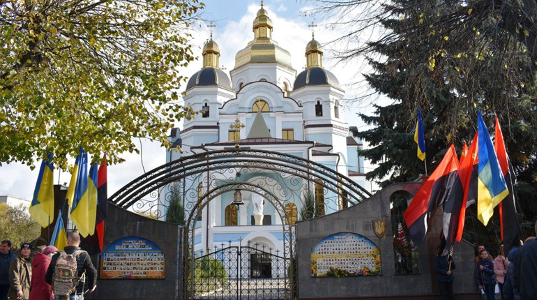 Покладання квітів і відкриття меморіальної дошки: День захисників і захисниць у Новограді