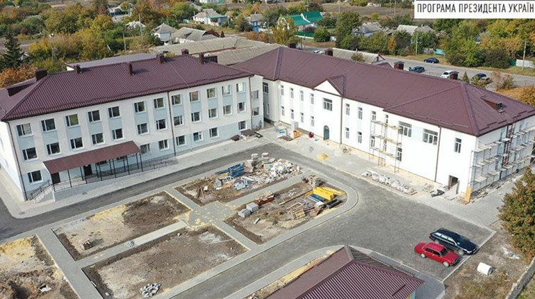 Фото дня: у Близнюках закінчують ремонт головного корпусу та харчоблоку ЦРЛ