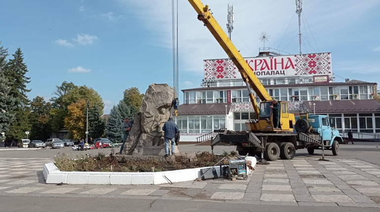 На центральній площі у Первомайську 15 жовтня демонтують постамент. Оновлено