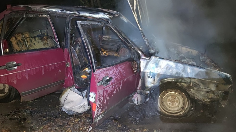 В Красносілці вночі серед вулиці горів автомобіль