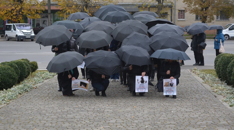 З парасольками та без дощу: у Старокостянтинові провели акцію