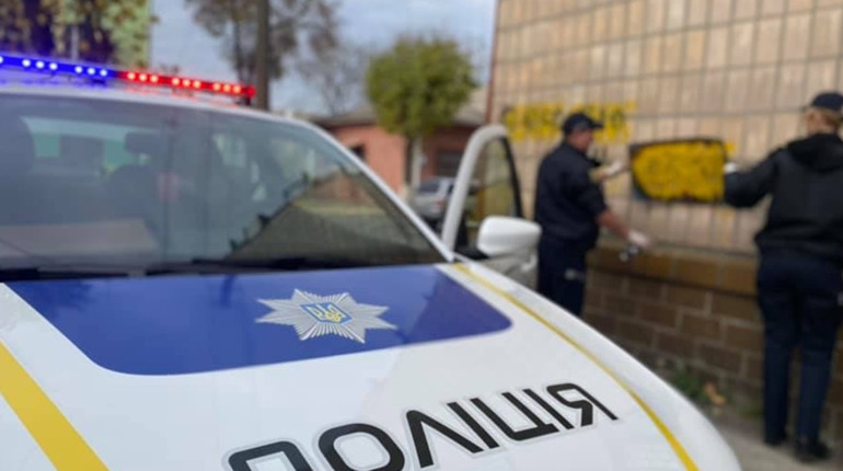 На Звягельщині правоохоронці замальовували "графіті" із рекламою наркотичних речовин
