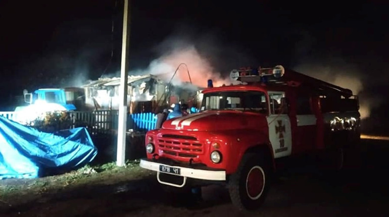 Нічна пожежа: на Лозівщині рятувальники більше трьох годин боролися з вогнем у приватному будинку
