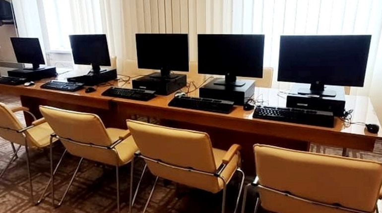 Гірська громада отримала допомогу у вигляді комп’ютерів та меблів: кому її передали