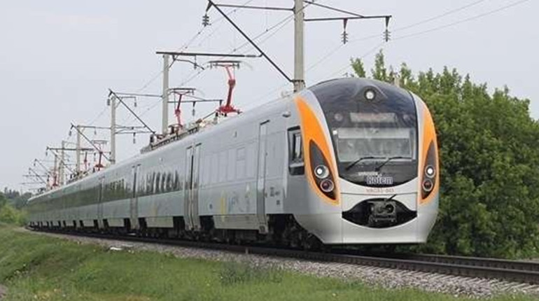 Смерть під колесами швидкісного «Hyundai»: на Острожчині потяг збив пенсіонерку