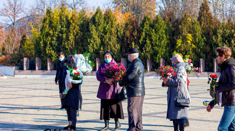 У День визволення України від фашистських загарбників нікопольці поклали квіти до Вічного вогню