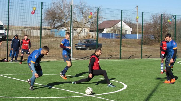 У Караїчному відкрився спортивний майданчик зі штучним покриттям