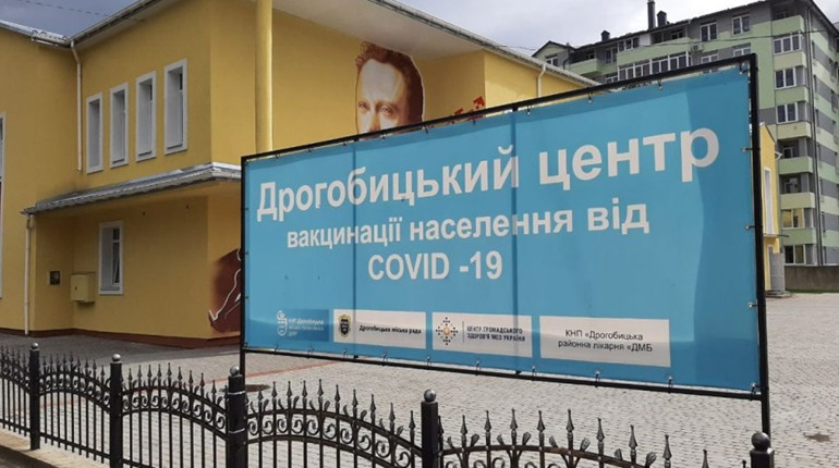 У Дрогобичі черги на вакцинацію: охочих щепитись записують на тиждень наперед